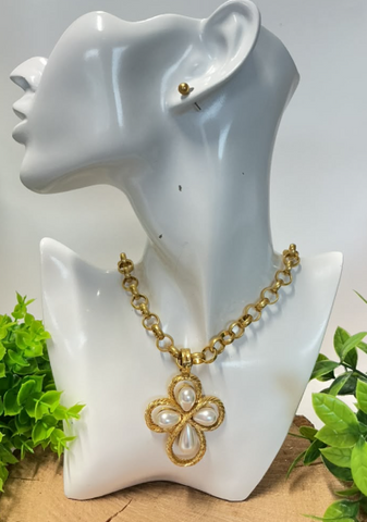 Collar cruz con perlas