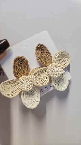 Arete  Flor Rattan  Crema